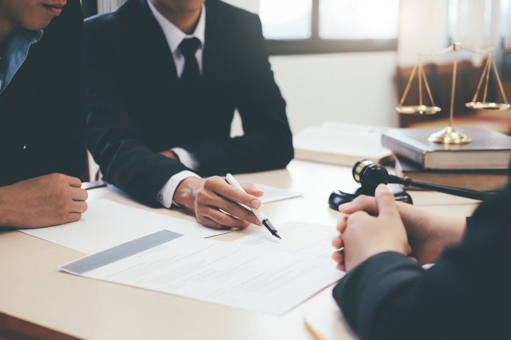 Cabinet juridique ou avocat : comment choisir le meilleur accompagnement pour vos besoins juridiques?