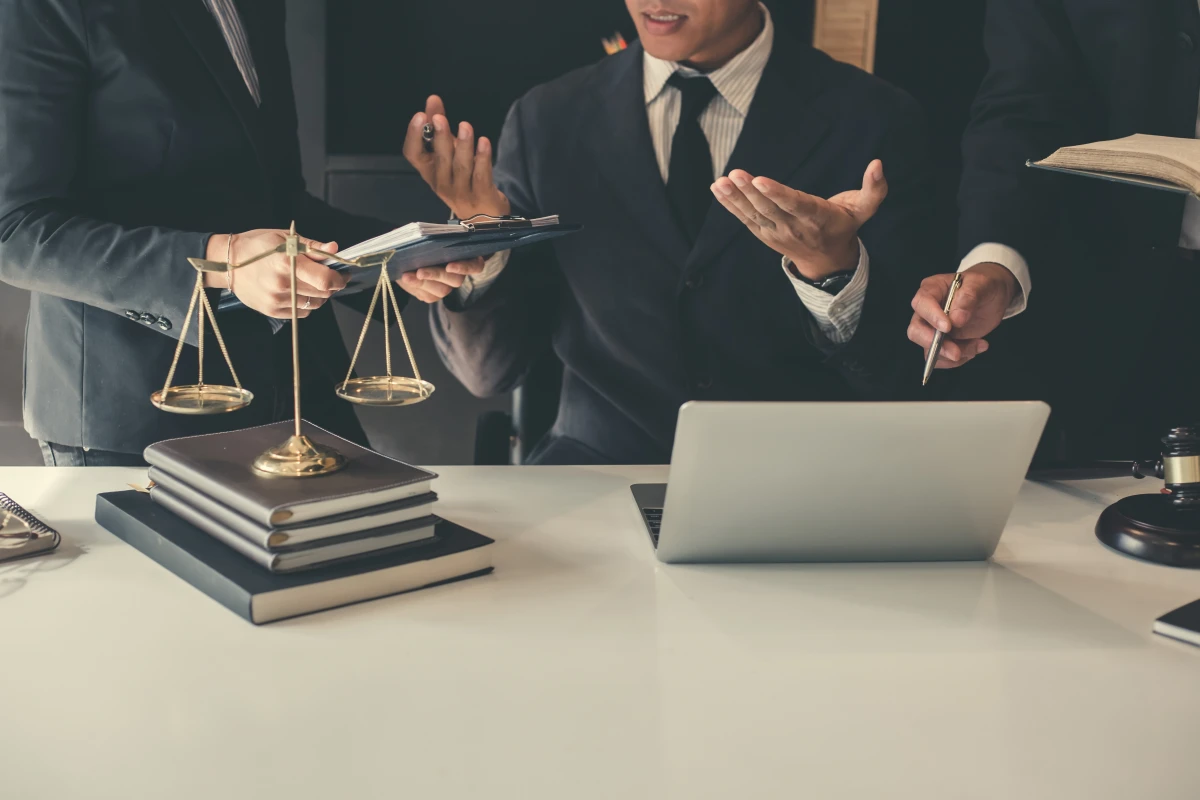 Médiation et arbitrage : les alternatives efficaces à la procédure judiciaire avec un avocat