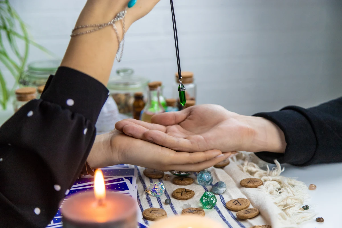 Voyance et Droit : Vers une Transparence Accrue des Prestations Divinatoires